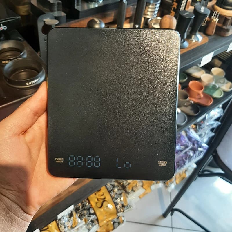 ترازو دیجیتال مشکی رنگ c319 در دست